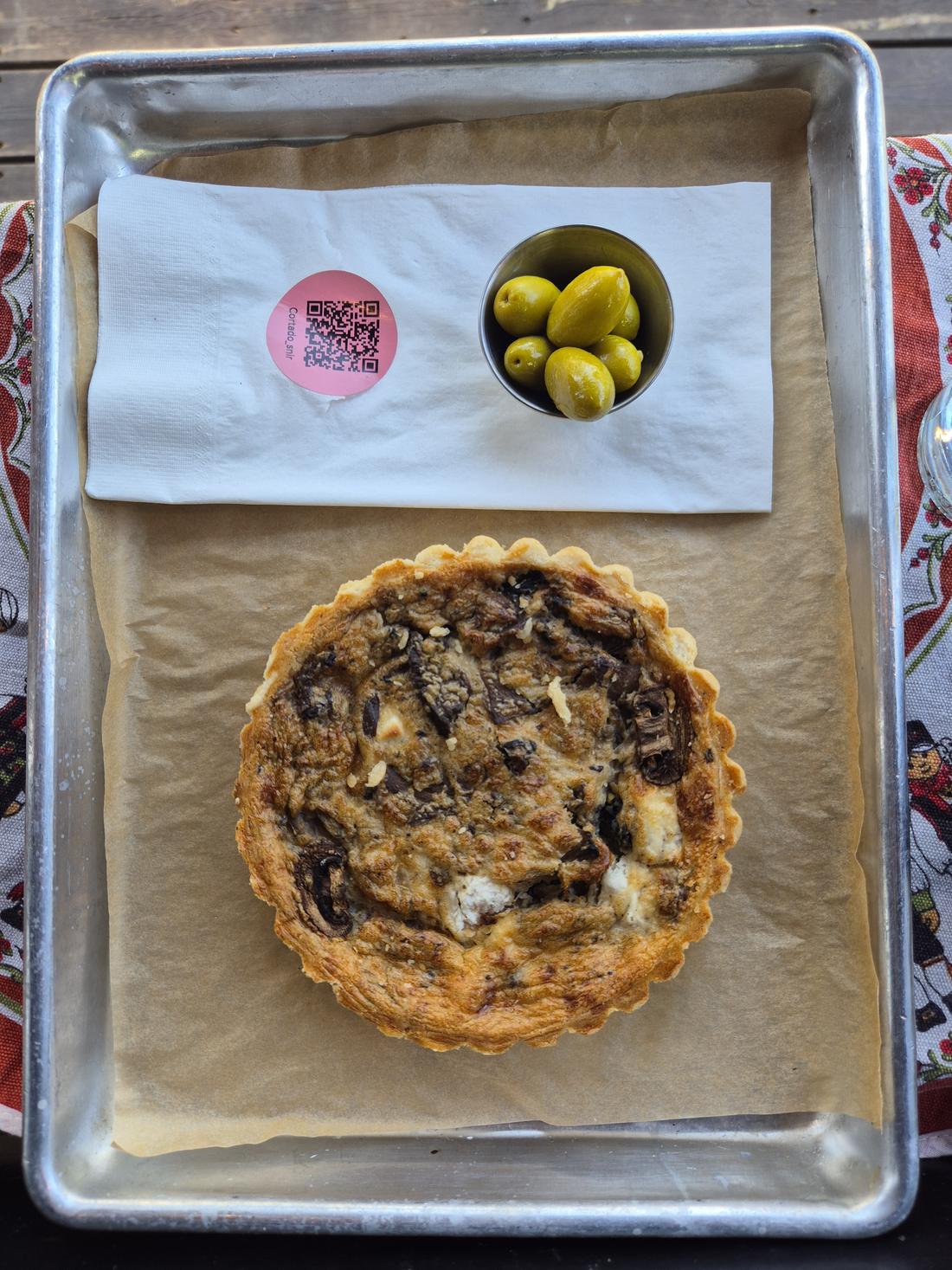 קיש טרי במגש על נייר אפייה